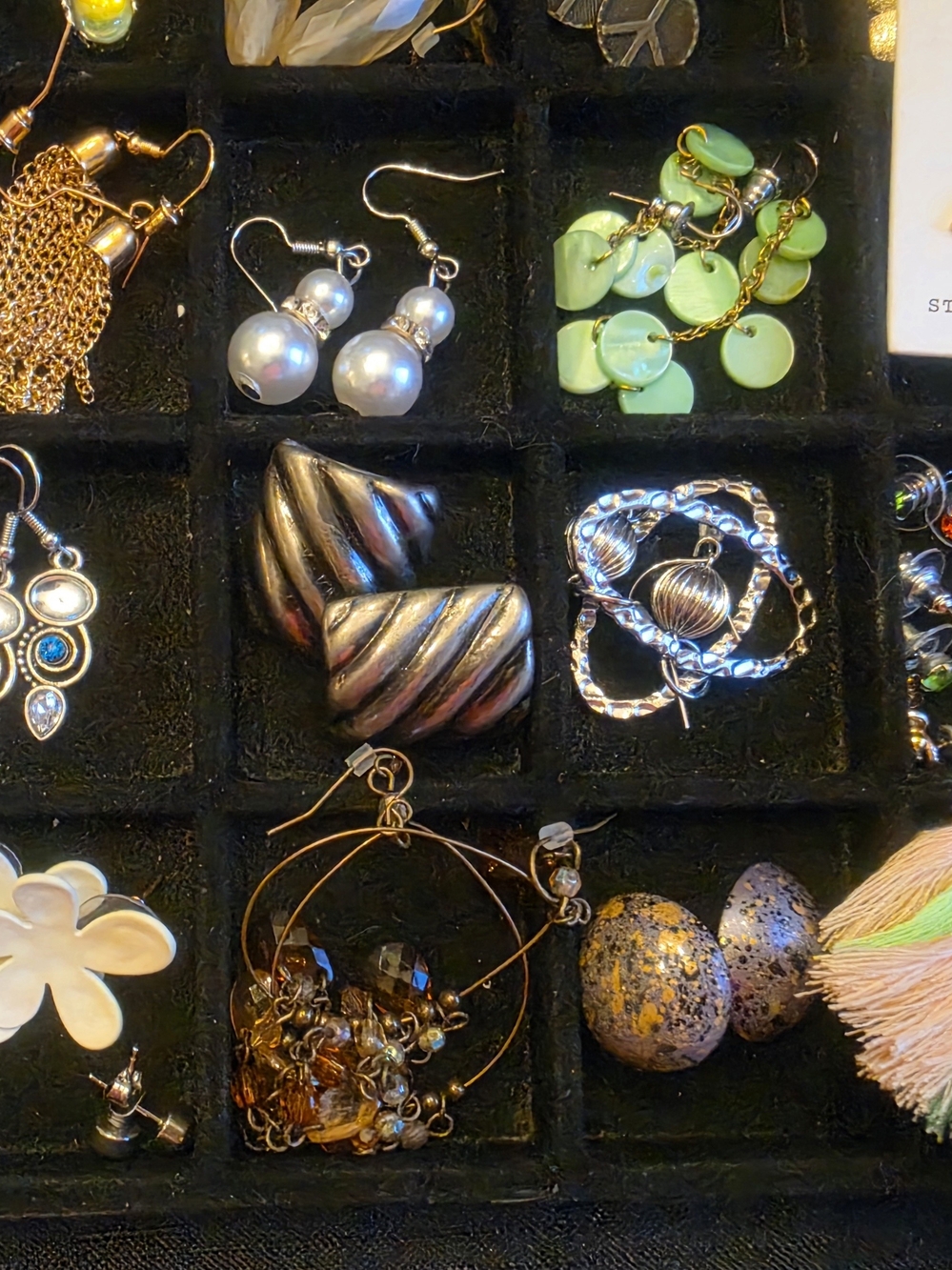 Assorted lot of over 40 pairs of pierced Earrings Variety Styles - Picture 12 of 13